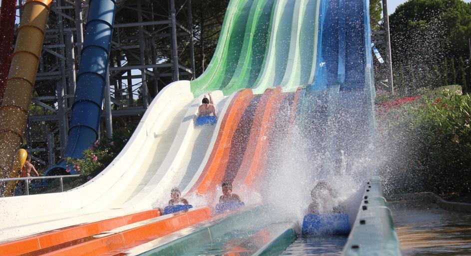 Parque acuático Waterworld en Lloret de Mar - toboganes y atracciones