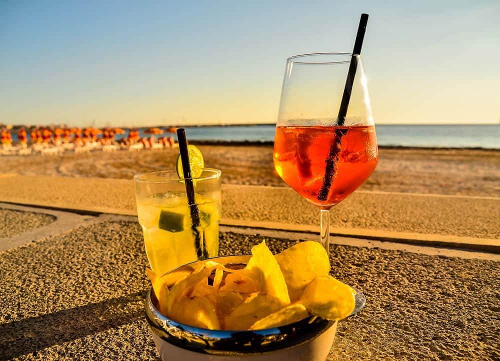 Chiringuitos en Lloret de Mar - bebida en la playa