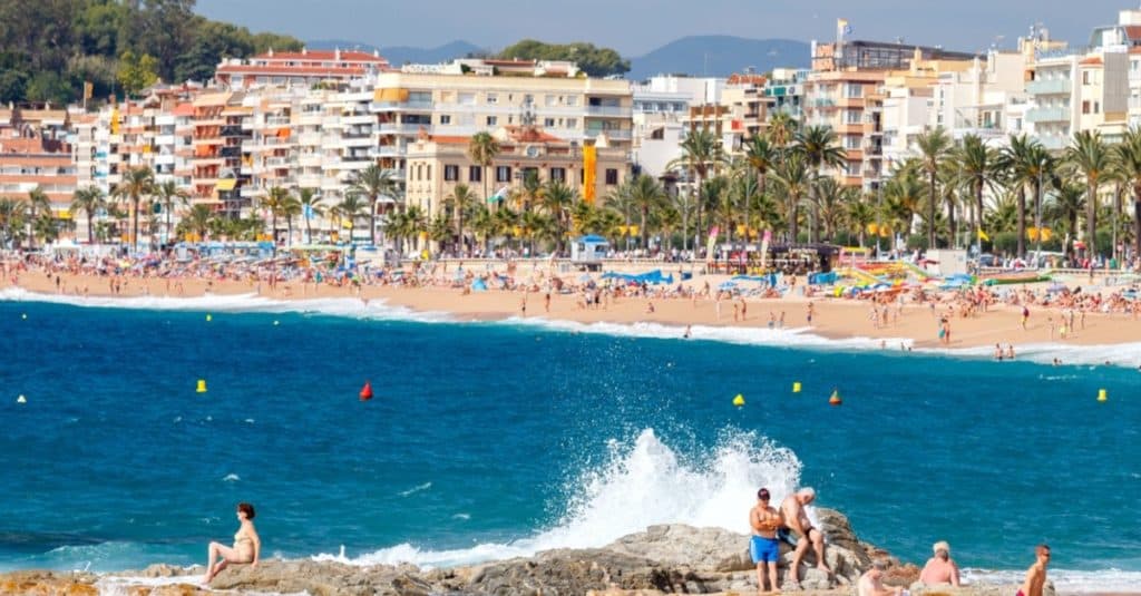 turismo en Lloret de Mar - playa llena de gente